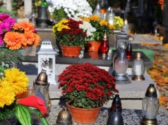 Znów tsunami śmieci na cmentarzu. Fatalnie upamiętniamy bliskich