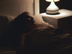 Lekarze ostrzegają: ten wieczorny nawyk potajemnie wysysa twoją energię. Nie chodzi o telefon