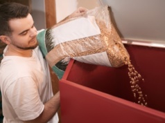 Popularny zamiennik węgla drożeje w oczach. Rząd ostrzegał, mamy za swoje