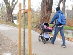 Opowiedział o spacerze z wózkiem, dostał falę hejtu. "Nie opłaca się być miłym"