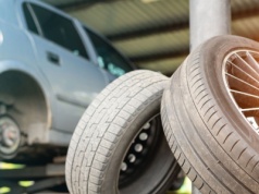 Jak zimą przechowywać letnie opony? Te zasady wydłużą ich żywotność