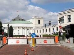 Remont Nowego Domu Poselskiego. "Pudrowanie trupa"