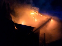 Dom w ogniu. Z pożarem walczyło osiem zastępów strażaków