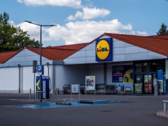 Być może Lidl i Biedronka chcą, żebyśmy stali w długich kolejkach. Bo zamierzają „wychować” klientów