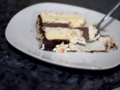 Przełóż herbatniki kremem. Szybkie ciasto na Wszystkich Świętych rodem z PRL-u