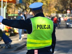 Czy wiesz, co "mówi" do ciebie policjant? Te gesty trzeba znać
