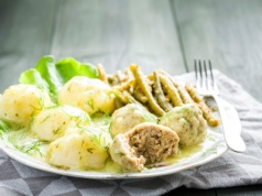 Pulpety drobiowe na parze w sosie koperkowym