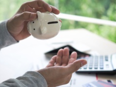 Oszczędności Polaków. Co trzeci sięga po rezerwy, by pokryć codzienne wydatki