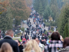 Służby w gotowości przed 1 listopada. Zmiany w organizacji ruchu i wzmożone kontrole. Sprawdź, jak dojechać na cmentarze