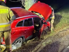 Uderzył w drzewo pod Ciechanowem. Siedział w zamkniętym aucie, trzymał w ręce nóż
