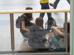 Wśród nastolatków panuje szał na firmowe rzeczy. "Nie wiem, czy buty za 900 zł są aż tak drogie"