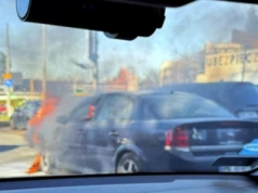 Pożar na drodze w Katowicach. Płonący samochód zablokował ruch