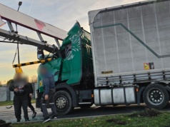 Zmiażdżona kabina ciężarówki, brak wjazdu do centrum handlowego w Lublinie
