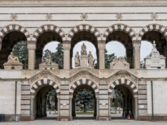 To jeden z najpiękniejszych cmentarzy Europy. Można go zwiedzać z przewodnikiem