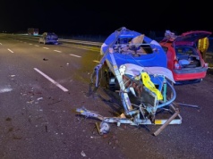 Kierujący Renault najechał na tył pojazdu Audi, który ciągnął przyczepę z żaglówką na trasie S7