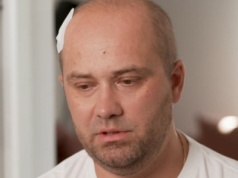 Adrian ze "Ślubu" żartuje ze swojego halloweenowego "przebrania". "Frankenstein style"