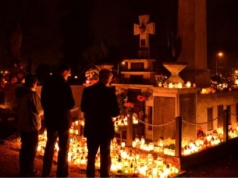 Dlaczego palimy znicze? Ogień pamięci od Dziadów po Wszystkich Świętych