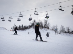 Wsiadasz do pędzącej maszyny. Na "trumiennym wyciągu" prędkość przekracza normy