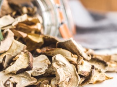 W piekarniku czy w suszarce. Jak najlepiej suszyć grzyby?