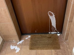 Zrobili jej psikus na Halloween. "Mieszkanie nie było oznaczone chęcią zabawy"