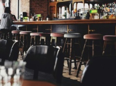 Hiszpania znów na wojnie z turystami. Tym razem poszło o "pub-crawling"