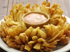 Pieczona cebula z sosem serowym i grzankami korzennymi, czyli Jurka Sobieniaka jesienna przekąska idealna