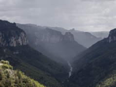 Cudem przeżył upadek z urwiska. Ratunkiem okazała się torba na zakupy