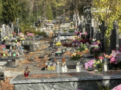 Warszawiacy ruszyli na cmentarze dzień wcześniej przy słonecznej pogodzie