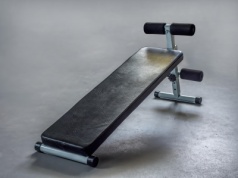 Ławka do ćwiczeń - 5 skutecznych ćwiczeń, które zrobisz w domu