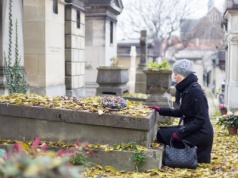 „Rodzina ufundowała i opłaca grobowiec, a on i tak przechodzi do dyspozycji obcych osób”. Polskie prawo sprzyja konfliktom na pokolenia