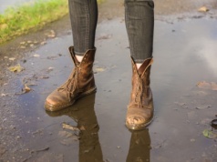 Włóż na noc do butów. Zapomnisz o wilgoci i brzydkim zapachu