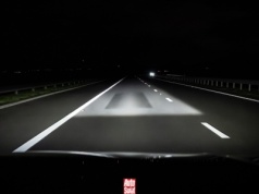 Cyfrowe światła Matrix LED są imponujące. Nie tylko "wycinają" inne samochody