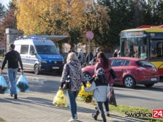 Świdniczanie ruszyli na cmentarze. Znajdź groby bliskich przez internet