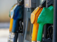 Tankujesz tak od lat, bo "lepiej dla silnika"? Eksperci wyjaśniają, co naprawdę lejesz do baku