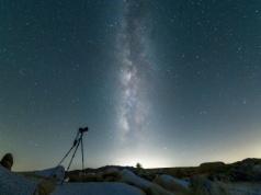 Zjawisko jak z innego świata. Meteor nad warkoczem komety