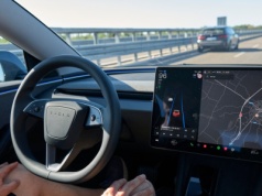 Tesla wprowadza tryb "Mad Max", a NHTSA rozpoczyna dochodzenie