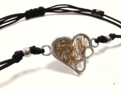 Biżuterię z prochów zmarłych  można kupić również w Polsce. „Diamenty z ludzi sprzedają się średnio po kilkanaście tysięcy złotych”