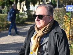 Nie tylko Robert Makłowicz. Gwiazdy tłumnie kwestują na warszawskich cmentarzach