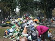 Oto, ile odpadów generuje się na grobach. "Ogromna skala"
