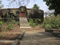 Rytuały pogrzebowe na świecie. "Sępy zostawiły jedynie szkielet"