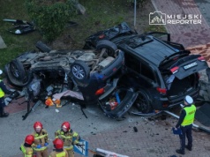 Potężne zderzenie aut na Mazowszu. Oba wyleciały z jezdni. Wielu rannych w ciężkim stanie