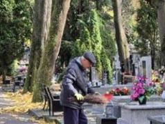 Nawet 120 tysięcy ton śmieci z cmentarzy. Branża apeluje: „Ograniczajmy, używajmy ponownie, segregujmy”