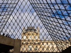 Dwie osoby ze wstępnymi zarzutami po kradzieży w Luwrze