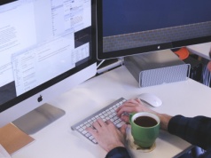 Polacy dorabiają na potęgę. Jedna praca to za mało, a powodów jest kilka