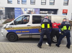 Groził podpaleniem mieszkania i pobiciem, skończył w kajdankach. Straż Miejska interweniowała w Wilanowie