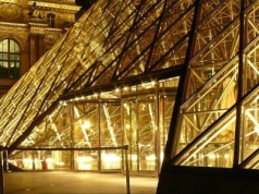 Kradzież w Luwrze. Dwie osoby ze wstępnymi zarzutami