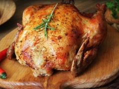 Kurczak pieczony po polsku z farszem z chałki i wątróbki – klasyka w nowoczesnym wydaniu