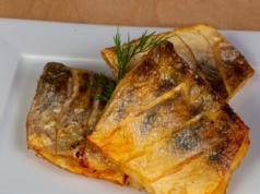 Sandacz pieczony po polsku – przepis na delikatną rybę z sosem chrzanowym i młodymi ziemniakami