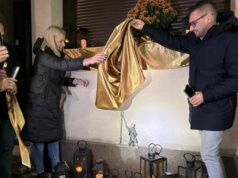 Dwie nowe rzeźby na Szlaku Tradycji w Żarkach. Odsłonięto “Latarnika” i “Zielarkę”