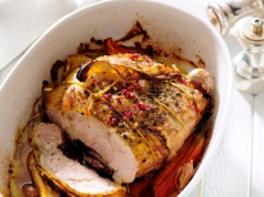 Schab pieczony po polsku – przepis na soczyste mięso z sosem cydrowo-jabłkowym
